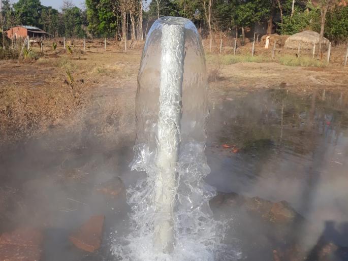 Borewell water doesn't stop ... | बोअरवेलचे पाणी थांबता थांबेना, जमिनीतून पाण्याचा मोठा फवारा, लोकांची गर्दी Borewell water doesn't stop ... | बोअरवेलचे पाणी थांबता थांबेना, जमिनीतून पाण्याचा मोठा फवारा, लोकांची गर्दी