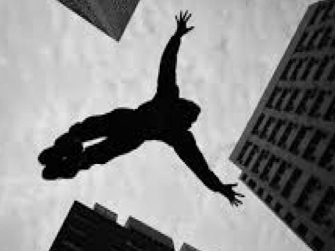 He got a call and jumped from the third floor Incident in Chiplun | फोन आला अन् त्याने घेतली तिसऱ्या मजल्यावरून उडी; चिपळुणातील घटना He got a call and jumped from the third floor Incident in Chiplun | फोन आला अन् त्याने घेतली तिसऱ्या मजल्यावरून उडी; चिपळुणातील घटना