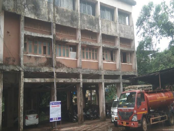 Chiplun municipal council building is dangerous, board erected by the administration; Vehicles are prohibited in the area | चिपळूण नगरपरिषदेची इमारत धोकादायक, प्रशासनाने उभारला फलक; परिसरात वाहनांना बंदी Chiplun municipal council building is dangerous, board erected by the administration; Vehicles are prohibited in the area | चिपळूण नगरपरिषदेची इमारत धोकादायक, प्रशासनाने उभारला फलक; परिसरात वाहनांना बंदी