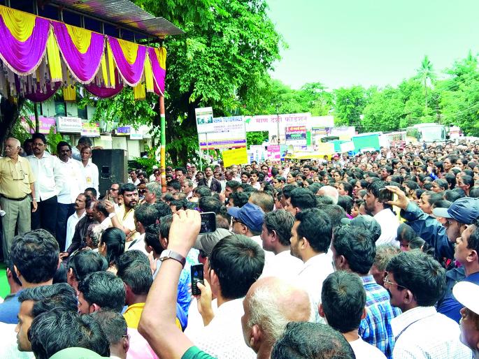 Ratnagiri: People should have ownership of the community, Janokrok Morcha in Chiplun | रत्नागिरी : कुळांना मालकी हक्क मिळालाच पाहिजे, चिपळुणात जनआक्रोश मोर्चा Ratnagiri: People should have ownership of the community, Janokrok Morcha in Chiplun | रत्नागिरी : कुळांना मालकी हक्क मिळालाच पाहिजे, चिपळुणात जनआक्रोश मोर्चा