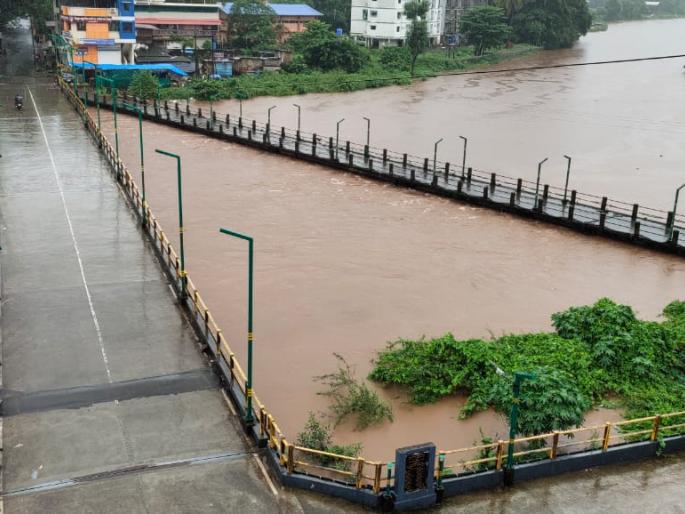 Continuous rains in the district, Vashishti in Chipluna, danger level crossed by Shivanadi | जिल्ह्यात पावसाची संततधार, चिपळुणातील वाशिष्ठी, शिवनदीने ओलांडली धोक्याची पातळी Continuous rains in the district, Vashishti in Chipluna, danger level crossed by Shivanadi | जिल्ह्यात पावसाची संततधार, चिपळुणातील वाशिष्ठी, शिवनदीने ओलांडली धोक्याची पातळी