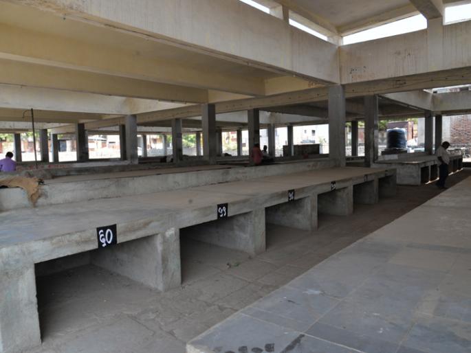 New Chipa Mandai has been found in Solapur, dew, and still sellers of 'seventy feet' | सोलापुरातील नवीन चिप्पा मंडईचे कट्टे पडले ओस, विक्रेत्यांना अद्याप ‘सत्तर फूट’चाच सोस New Chipa Mandai has been found in Solapur, dew, and still sellers of 'seventy feet' | सोलापुरातील नवीन चिप्पा मंडईचे कट्टे पडले ओस, विक्रेत्यांना अद्याप ‘सत्तर फूट’चाच सोस