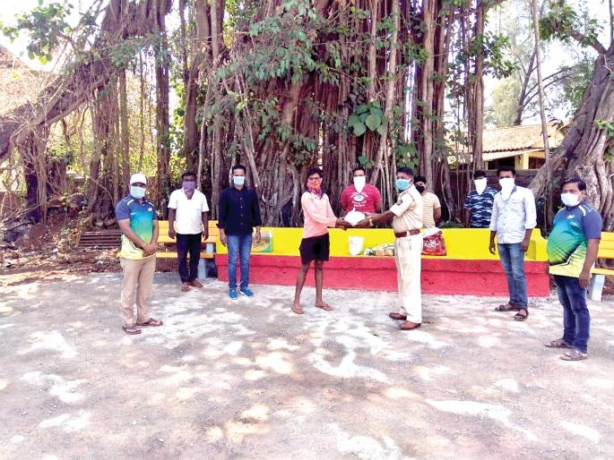 Choli, Shivaji Koli's initiatives to take care of workers of green fields | CoronaVirus Lockdown : चिरेखाणीवरील कामगारांच्या पेटल्या चुली, शिवाजी कोळी यांनी घेतला पुढाकार Choli, Shivaji Koli's initiatives to take care of workers of green fields | CoronaVirus Lockdown : चिरेखाणीवरील कामगारांच्या पेटल्या चुली, शिवाजी कोळी यांनी घेतला पुढाकार