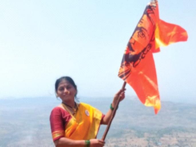 Hirkani Kada on Raigad in a saree on the 9th | नऊवारी साडीत रायगडावरील हिरकणी कडा सर Hirkani Kada on Raigad in a saree on the 9th | नऊवारी साडीत रायगडावरील हिरकणी कडा सर
