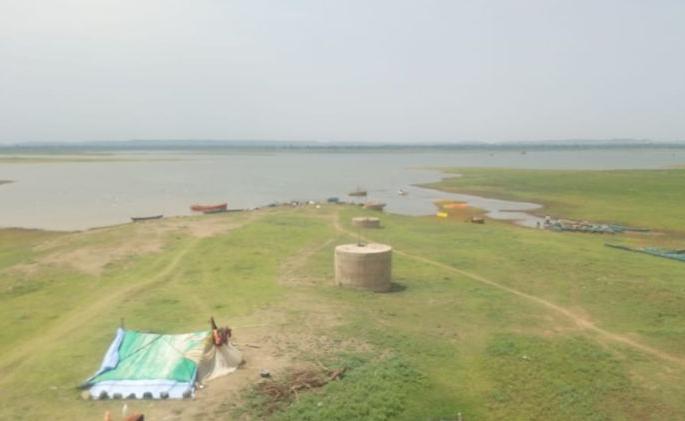 poison drug poured surrounding the dam for fishing | मासेमारीसाठी चिरकुटा प्रकल्पाच्या सभोवताल टाकले विषारी औषध! poison drug poured surrounding the dam for fishing | मासेमारीसाठी चिरकुटा प्रकल्पाच्या सभोवताल टाकले विषारी औषध!