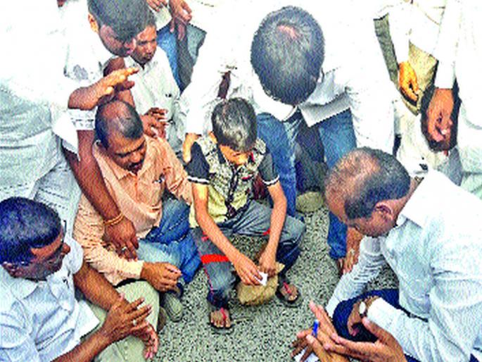 Siropanchadachi lottery took place from chittagong; Gram Panchayat uncontested | चिठ्ठीतून लागली सरपंचपदाची लॉटरी; ग्रामपंचायत बिनविरोध Siropanchadachi lottery took place from chittagong; Gram Panchayat uncontested | चिठ्ठीतून लागली सरपंचपदाची लॉटरी; ग्रामपंचायत बिनविरोध