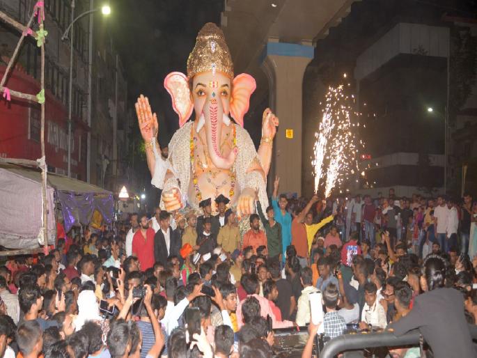 The arrival of Ganesha with the alarm of Ganpati Bappa Morya, the enthusiasm of the Ganesha devotees of the mandals reached | 'बाप्पा मोरया’च्या गजरात घरोघरी गणरायाचे आगमन; मंडळांच्या गणेशभक्तांचा उत्साह शिगेला The arrival of Ganesha with the alarm of Ganpati Bappa Morya, the enthusiasm of the Ganesha devotees of the mandals reached | 'बाप्पा मोरया’च्या गजरात घरोघरी गणरायाचे आगमन; मंडळांच्या गणेशभक्तांचा उत्साह शिगेला