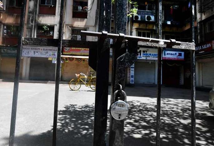 Crowds of devotees chase the lockdown | लॉकडाउन धुडकावून रथोत्सवासाठी भाविकांची गर्दी