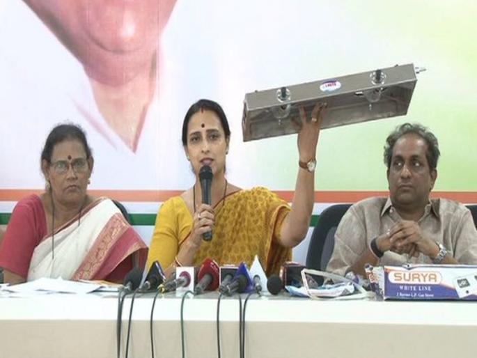 Like the other schemes of the government, the Prime Minister's scheme is a fraud - Chitra Wagh | सरकारच्या इतर योजनांसारखीच पंतप्रधान उज्ज्वला योजना फसवी – चित्रा वाघ Like the other schemes of the government, the Prime Minister's scheme is a fraud - Chitra Wagh | सरकारच्या इतर योजनांसारखीच पंतप्रधान उज्ज्वला योजना फसवी – चित्रा वाघ