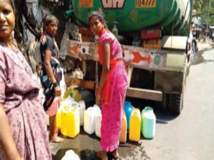 Crowd on a tanker for water in Virar | विरारमध्ये पाण्यासाठी टॅंकरवर झुंबड