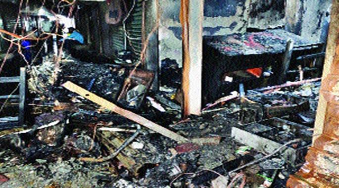 9 shops burnt down: Massive fire at Chembur's Janata Market | ९ दुकाने जळून खाक : चेंबूरच्या जनता मार्केटला भीषण आग 9 shops burnt down: Massive fire at Chembur's Janata Market | ९ दुकाने जळून खाक : चेंबूरच्या जनता मार्केटला भीषण आग