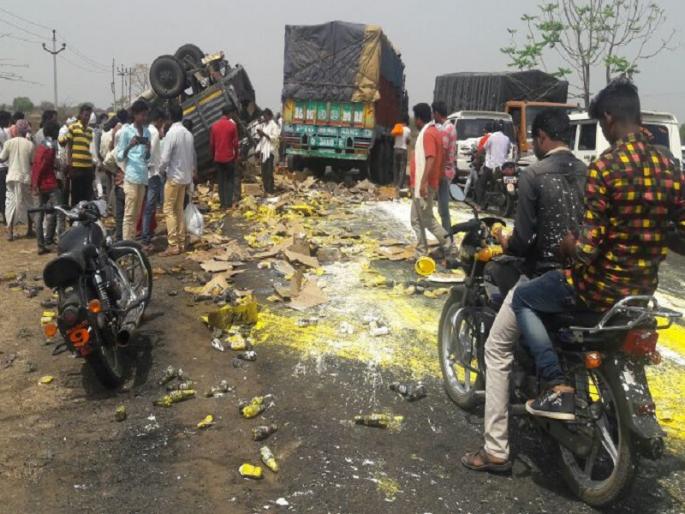 Humanity is missing! Rather than helping the victims of the accident, the citizens were relieved of Tempay's drinks | माणुसकी लोप पावत आहे ! अपघातग्रस्तांना मदत करण्याऐवजी नागरिकांनी टेम्पोतील शीतपेय हातोहात लांबविले Humanity is missing! Rather than helping the victims of the accident, the citizens were relieved of Tempay's drinks | माणुसकी लोप पावत आहे ! अपघातग्रस्तांना मदत करण्याऐवजी नागरिकांनी टेम्पोतील शीतपेय हातोहात लांबविले