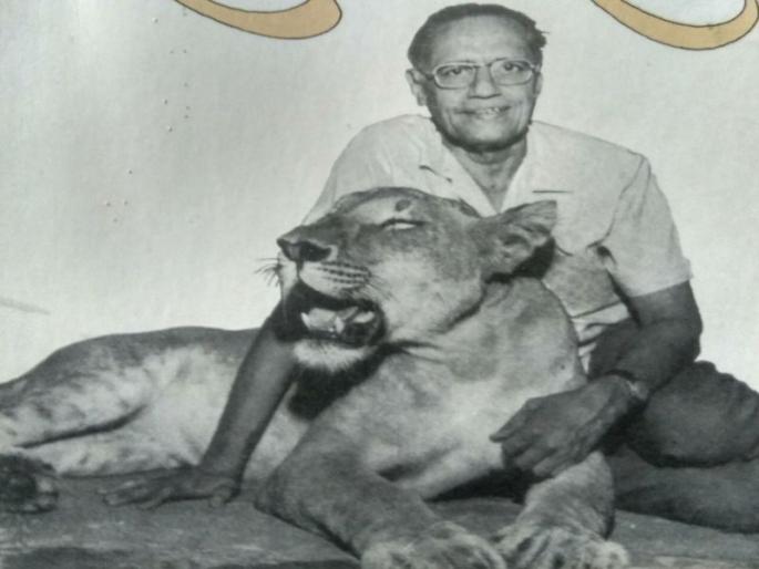 This year, two-and-a-half-yearly books are available in the market | यंदा दोन महिने अगोदरच दहावीचे पुस्तके बाजारात This year, two-and-a-half-yearly books are available in the market | यंदा दोन महिने अगोदरच दहावीचे पुस्तके बाजारात