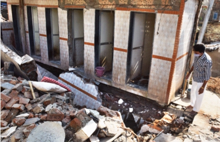 Woman dies after public toilet wall collapses; Three injured | सार्वजनिक शौचालयाची भिंत कोसळून महिलेचा मृत्यू; तिघे जखमी Woman dies after public toilet wall collapses; Three injured | सार्वजनिक शौचालयाची भिंत कोसळून महिलेचा मृत्यू; तिघे जखमी