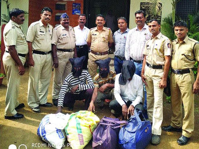 Three sandalwood vendors arrested from Carle tribal wadi | कार्ले आदिवासी वाडीमधून तीन चंदन विक्रेत्यांना अटक Three sandalwood vendors arrested from Carle tribal wadi | कार्ले आदिवासी वाडीमधून तीन चंदन विक्रेत्यांना अटक