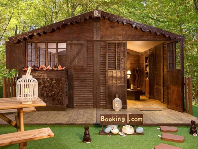 France chocolate cottage picture goes viral on internet | सोशल मीडियात चर्चेत आलाय चॉकलेटचा बंगला, बघा किती आणि कसा आहे चांगला! France chocolate cottage picture goes viral on internet | सोशल मीडियात चर्चेत आलाय चॉकलेटचा बंगला, बघा किती आणि कसा आहे चांगला!