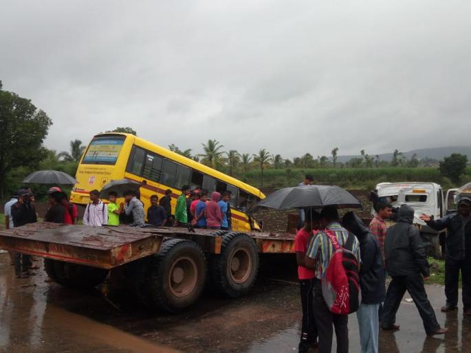 Kolhapur: The death toll in the school bus accident, the death toll, and the number of dead | कोल्हापूर : स्कूल बस अपघातातील जखमी मदतनिसाचा अखेर मृत्यू , मृतांची संख्या चारवर Kolhapur: The death toll in the school bus accident, the death toll, and the number of dead | कोल्हापूर : स्कूल बस अपघातातील जखमी मदतनिसाचा अखेर मृत्यू , मृतांची संख्या चारवर