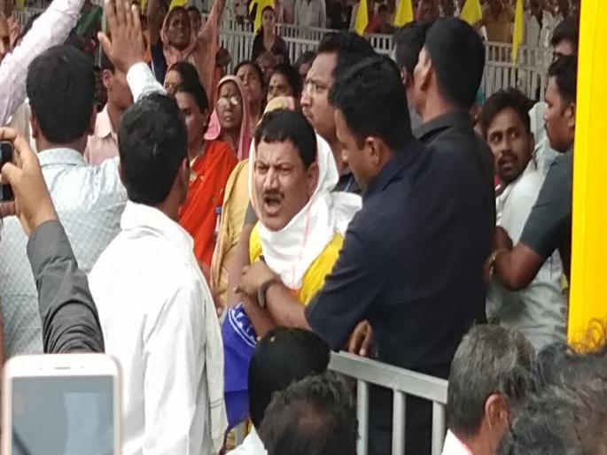 During the speech of Guardian Minister Ram Shinde, a police wounded: 25 activists were in police custody | पालकमंत्री राम शिंदे यांच्या भाषणावेळी गोंधळ, एक पोलीस जखमी : २५ कार्यकर्ते पोलिसांच्या ताब्यात  During the speech of Guardian Minister Ram Shinde, a police wounded: 25 activists were in police custody | पालकमंत्री राम शिंदे यांच्या भाषणावेळी गोंधळ, एक पोलीस जखमी : २५ कार्यकर्ते पोलिसांच्या ताब्यात