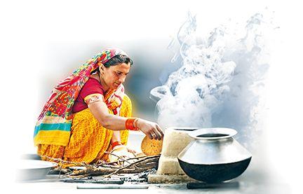 Bright rear bursts at the homes of bright students, heating them to consumers | उज्ज्वला लाभार्थींच्या घरी पुन्हा पेटल्या चुली, ग्राहकांना ताप