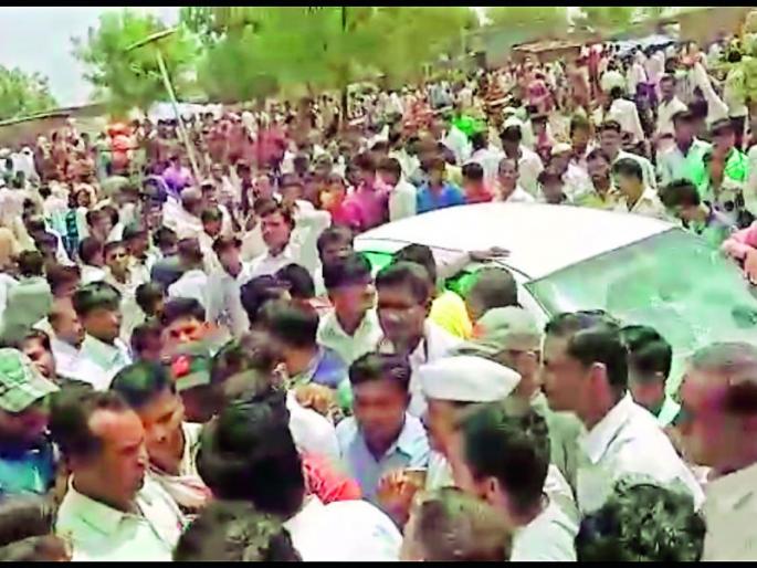 The villagers gave to six people on suspicion of the thieves belonging to the thieves | मुले चोरणाऱ्या टोळीच्या संशयावरून सहा जणांना ग्रामस्थांनी दिला चोप The villagers gave to six people on suspicion of the thieves belonging to the thieves | मुले चोरणाऱ्या टोळीच्या संशयावरून सहा जणांना ग्रामस्थांनी दिला चोप