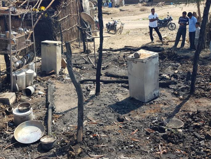 Workers burned down the house at Chahardi in Chopda taluka | चोपडा तालुक्यातील चहार्डी येथे मजुराचे घर जळून खाक Workers burned down the house at Chahardi in Chopda taluka | चोपडा तालुक्यातील चहार्डी येथे मजुराचे घर जळून खाक