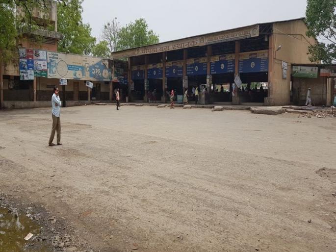 Chopra Agra hit seven lakhs of rupees due to ST campus | एस.टी.संपामुळे चोपडा आगाराला सात लाखांचा फटका Chopra Agra hit seven lakhs of rupees due to ST campus | एस.टी.संपामुळे चोपडा आगाराला सात लाखांचा फटका