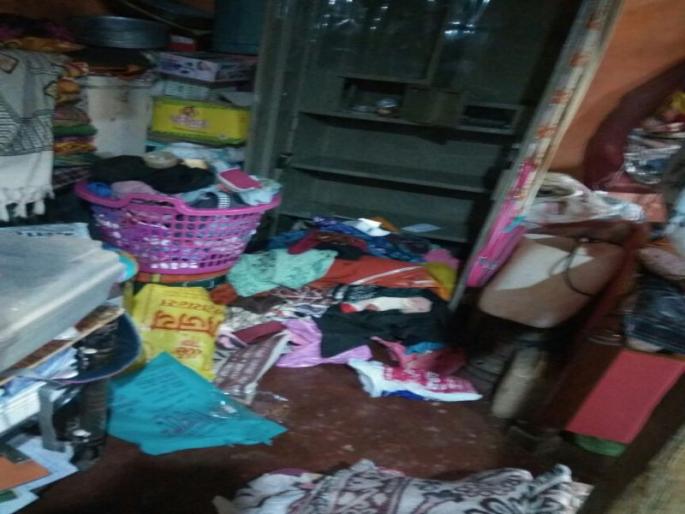 District Council members of Ghodgaon in Jalgaon district have been abducted and the thieves have been fined 25 lakhs. | जळगाव जिल्ह्यातील घोडगाव जिल्हा परिषद सदस्यासह पाच जणांकडे घरफोडी करीत चोरट्यांनी लांबविला २५ लाखांचा ऐवज District Council members of Ghodgaon in Jalgaon district have been abducted and the thieves have been fined 25 lakhs. | जळगाव जिल्ह्यातील घोडगाव जिल्हा परिषद सदस्यासह पाच जणांकडे घरफोडी करीत चोरट्यांनी लांबविला २५ लाखांचा ऐवज