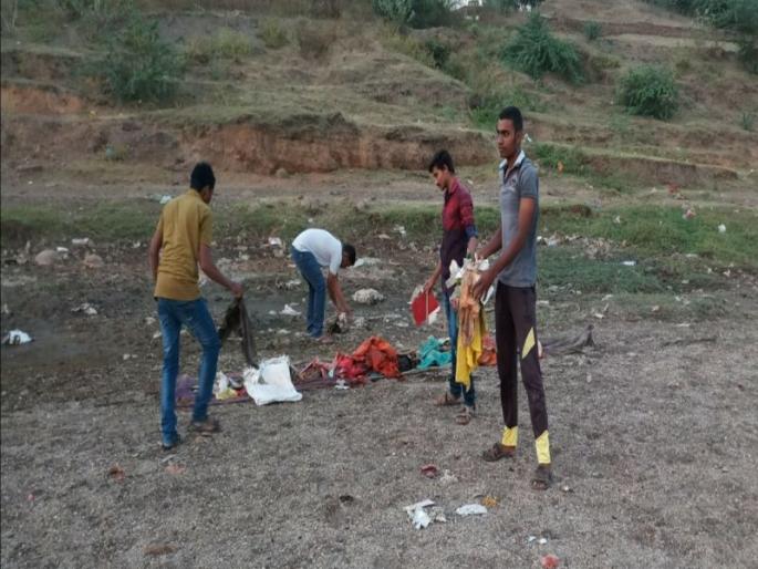 Nimgavhan's youth cleaned the Tapi river bed | निमगव्हाणच्या तरुणांनी केली तापी नदी पात्राची स्वच्छता Nimgavhan's youth cleaned the Tapi river bed | निमगव्हाणच्या तरुणांनी केली तापी नदी पात्राची स्वच्छता