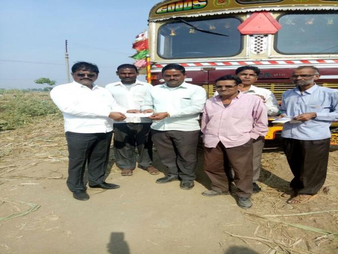 Giving checks to the farmers in the field from Chopda sugar factory | चोपडा साखर कारखान्याकडून शेतात जाऊन शेतकऱ्यांना धनादेश वाटप Giving checks to the farmers in the field from Chopda sugar factory | चोपडा साखर कारखान्याकडून शेतात जाऊन शेतकऱ्यांना धनादेश वाटप