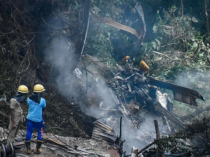 cds general bipin rawat helicopter may crash due to weather condition says sources | CDS Bipin Rawat Chopper Crash: हेलिकॉप्टरच्या पायलटनं 'तसा' कोणताच कॉल केला नव्हता; समोर आली महत्त्वाची माहिती cds general bipin rawat helicopter may crash due to weather condition says sources | CDS Bipin Rawat Chopper Crash: हेलिकॉप्टरच्या पायलटनं 'तसा' कोणताच कॉल केला नव्हता; समोर आली महत्त्वाची माहिती