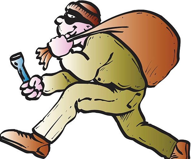 The thief, who was staying at the school, attacked the student | शाळेतच मुक्काम ठोकलेल्या चोरट्यांनी विद्यार्थिनीवर उगारला सुरा