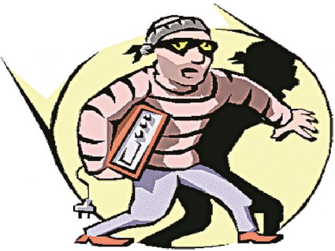 Thieves rob a tire shop in Brahmani | ब्राह्मणीत चोरट्यांनी टायर्सचे दुकान फोडले Thieves rob a tire shop in Brahmani | ब्राह्मणीत चोरट्यांनी टायर्सचे दुकान फोडले