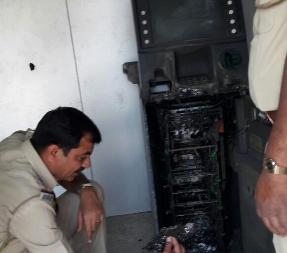 Over 15 lakhs of domestic ATMs broke out | राहुरीत एटीएम फोडून १५ लाख लांबविले