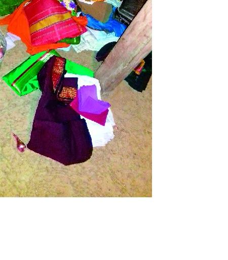 Aircraft travel to leave a robbery | दरोडा टाकण्यासाठी विमानाने प्रवास Aircraft travel to leave a robbery | दरोडा टाकण्यासाठी विमानाने प्रवास