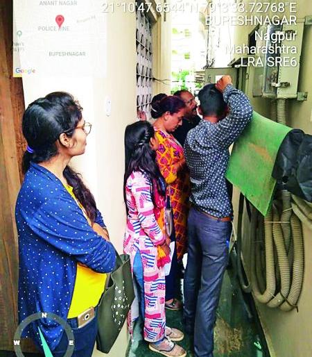 Geo's mobile tower starts in Nagpur on stolen electricity | नागपुरात जिओचा मोबाईल टॉवर सुरू होता चोरीच्या विजेवर Geo's mobile tower starts in Nagpur on stolen electricity | नागपुरात जिओचा मोबाईल टॉवर सुरू होता चोरीच्या विजेवर