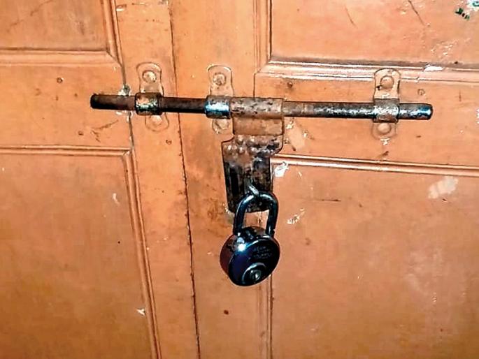 In the school of nadhavade, the thieves of the thieves were removed | नाधवडे विद्यालयात चोरट्यांचा डल्ला -छपराची कौले काढून केला प्रवेश In the school of nadhavade, the thieves of the thieves were removed | नाधवडे विद्यालयात चोरट्यांचा डल्ला -छपराची कौले काढून केला प्रवेश