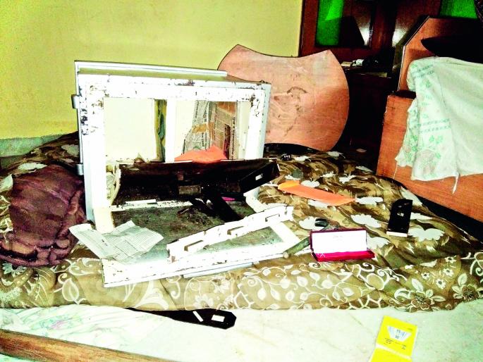 The lump sum of four and a half rupees to break the bungalow in Rajshahi | मिरज : मिरजेत बंद बंगला फोडून साडेचार लाखाचा ऐवज लंपास The lump sum of four and a half rupees to break the bungalow in Rajshahi | मिरज : मिरजेत बंद बंगला फोडून साडेचार लाखाचा ऐवज लंपास