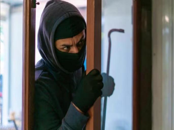 Thieves steal branded shoes worth 10 lakhs; But got confused when they realized the big mistake, know | चोरट्यांनी 10 लाखांचे ब्रँडेड शूज चोरले; पण मोठी चूक लक्षात येताच चक्रावून गेले, जाणून घ्या... Thieves steal branded shoes worth 10 lakhs; But got confused when they realized the big mistake, know | चोरट्यांनी 10 लाखांचे ब्रँडेड शूज चोरले; पण मोठी चूक लक्षात येताच चक्रावून गेले, जाणून घ्या...