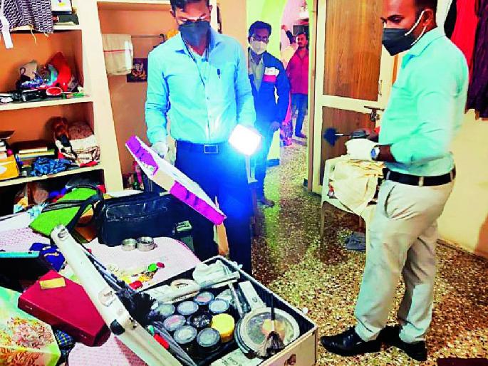 worth 7 lakhs of gold was stolen by the thieves even though the family was at home | काय सांगता.. घरात कुटुंब तरीही चोरट्यांनी पळविले साडेसात लाखांचे सोने