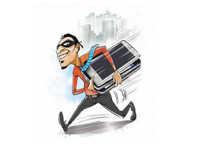 honest thief unlock the door with the key, stole the mobile and locked it again and left | भलताच प्रामाणिक.. घरात घुसून मोबाईल चोरला अन् जाताना कुलूप लावून गेला honest thief unlock the door with the key, stole the mobile and locked it again and left | भलताच प्रामाणिक.. घरात घुसून मोबाईल चोरला अन् जाताना कुलूप लावून गेला