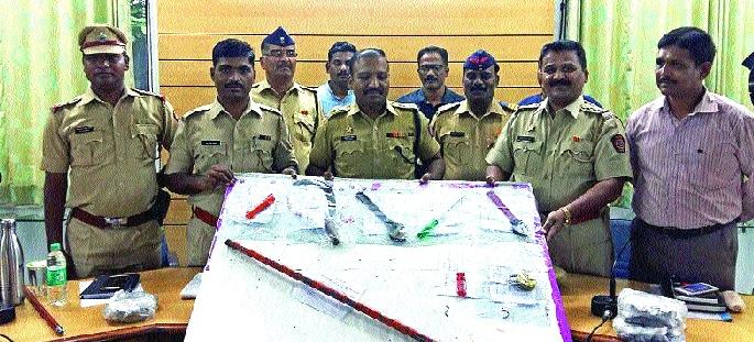  Mirabet gang robbery preparations - suspected of Solapur | मिरजेत दरोड्याच्या तयारीतील टोळी जेरबंद--संशयित सोलापूरचे