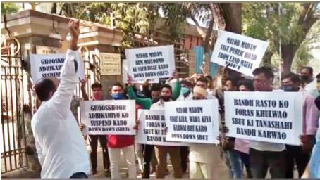 Traders in Chorbazar staged agitation outside the mayor's residence | चोरबाजारातील व्यापाऱ्यांनी महापौर निवासस्थानाबाहेर केले आंदोलन Traders in Chorbazar staged agitation outside the mayor's residence | चोरबाजारातील व्यापाऱ्यांनी महापौर निवासस्थानाबाहेर केले आंदोलन