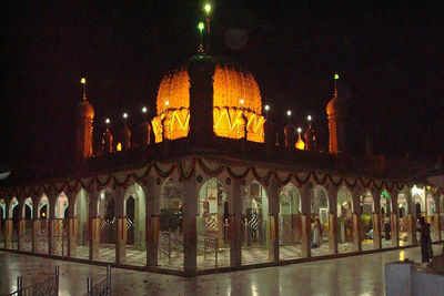 The possession of the Danpeti by district collector at the Chota Tajbagh | छोटा ताजबाग येथील दानपेटी जिल्हाधिकाऱ्यांच्या ताब्यात The possession of the Danpeti by district collector at the Chota Tajbagh | छोटा ताजबाग येथील दानपेटी जिल्हाधिकाऱ्यांच्या ताब्यात