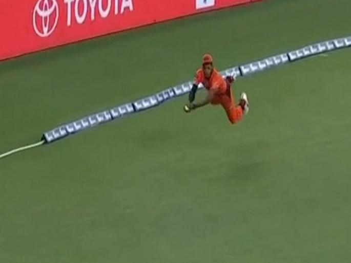 IPL auction 2020: Kings XI recruit Chris Jordan takes a blinder in BBL, Video | Video : अफलातून झेल... किंग्स इलेव्हन पंजाबनं 3 कोटी मोजले अन् खेळाडूनं निवड सार्थ ठरवली