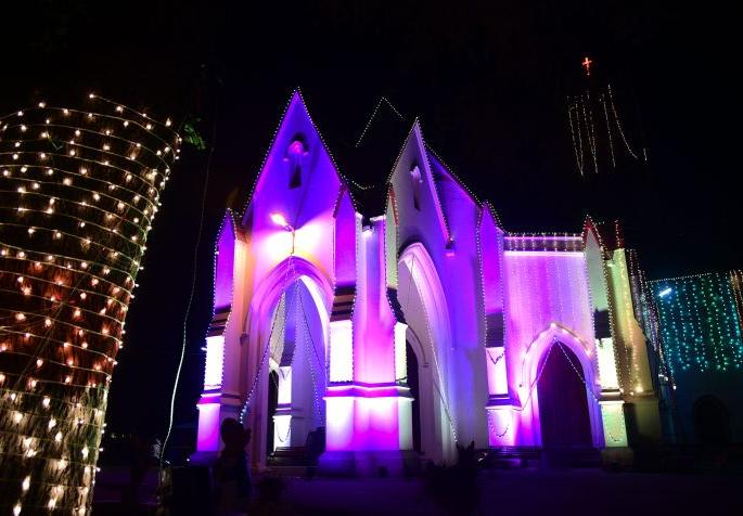 Christmas enthusiasm in Nagpur: Rang Carol song in the churches | नागपुरात ख्रिसमसचा उत्साह : चर्चमध्ये निनादले कॅरोल गीत Christmas enthusiasm in Nagpur: Rang Carol song in the churches | नागपुरात ख्रिसमसचा उत्साह : चर्चमध्ये निनादले कॅरोल गीत
