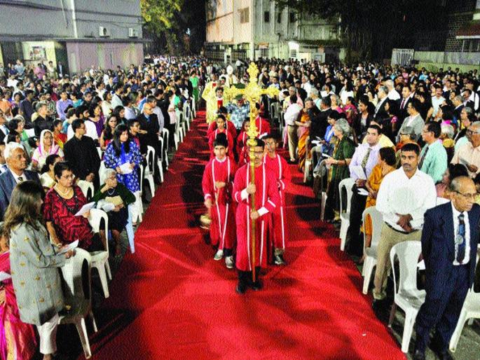 Christmas Celebration in the Blind, 'Santa', gifts received by 'Santa' and 'Mumbaikar riots' | दिमाखात पार पडले ख्रिसमस सेलिब्रेशन, ‘सांता’कडून मिळालेल्या भेटवस्तू आणि गोडधोड मेजवानीत मुंबईकर दंग Christmas Celebration in the Blind, 'Santa', gifts received by 'Santa' and 'Mumbaikar riots' | दिमाखात पार पडले ख्रिसमस सेलिब्रेशन, ‘सांता’कडून मिळालेल्या भेटवस्तू आणि गोडधोड मेजवानीत मुंबईकर दंग