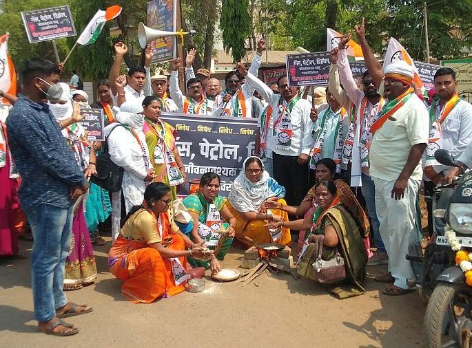 ncp agitation against bjp over fuel hike in gadchiroli | अन् राष्ट्रवादीच्या महिला पदाधिकाऱ्यांनी भरचौकात चुलीवर थापल्या भाकरी