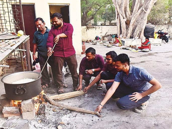 Gas Crisis Hits Government Engineering College Mess; Students Forced to Cook on Wood Fire | अभियांत्रिकी विद्यार्थ्यांनी गॅस टंचाईमुळे ‘चूल’ पेटवली; पण आता दोन दिवसांचे लाकूड उपलब्ध Gas Crisis Hits Government Engineering College Mess; Students Forced to Cook on Wood Fire | अभियांत्रिकी विद्यार्थ्यांनी गॅस टंचाईमुळे ‘चूल’ पेटवली; पण आता दोन दिवसांचे लाकूड उपलब्ध