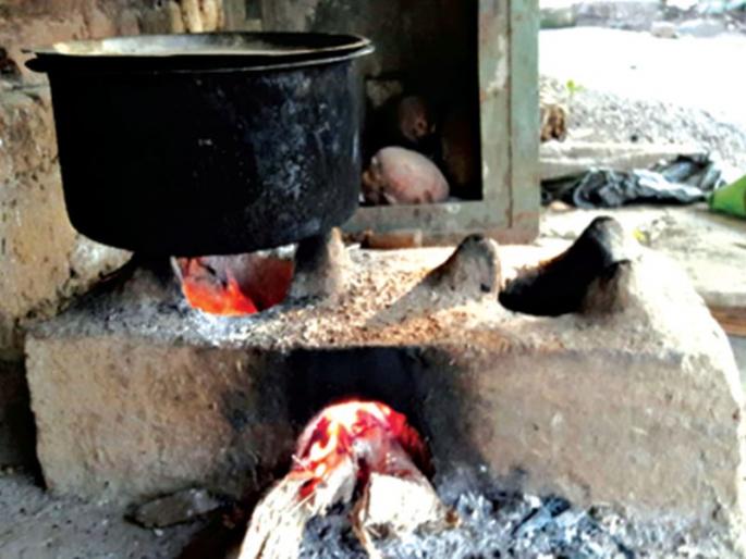 Increasing prices of gas costs families; Ujjawala plan fails | गॅसच्या वाढत्या किमती मजूर कुटुंबांना परवडेना; उज्ज्वला योजना अपयशी Increasing prices of gas costs families; Ujjawala plan fails | गॅसच्या वाढत्या किमती मजूर कुटुंबांना परवडेना; उज्ज्वला योजना अपयशी