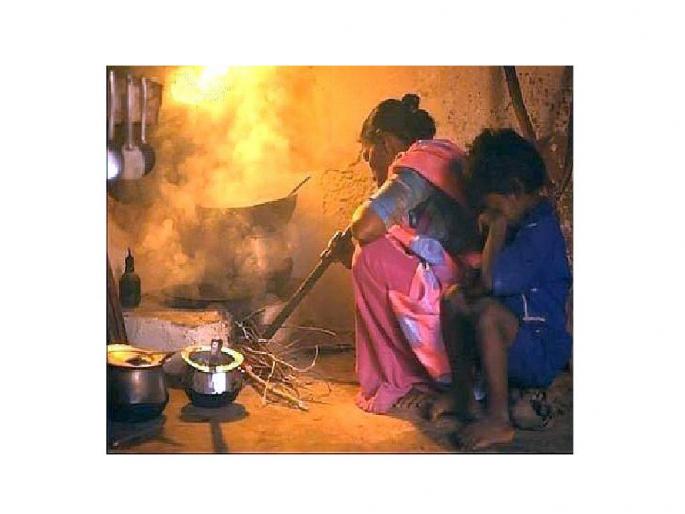 43% of households in slums cook food on chulha; 97% of people don't not know about 'Ujjwala' scheme | झाेपडपट्ट्यांतील ४३ टक्के घरांमध्ये चुलीवरच स्वयंपाक; महिलांच्या आरोग्यावर गंभीर परिणाम 43% of households in slums cook food on chulha; 97% of people don't not know about 'Ujjwala' scheme | झाेपडपट्ट्यांतील ४३ टक्के घरांमध्ये चुलीवरच स्वयंपाक; महिलांच्या आरोग्यावर गंभीर परिणाम